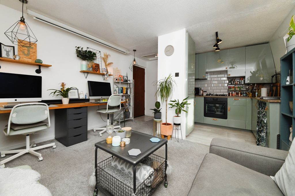 Property photo 3 of 13 Lounge / Kitchen