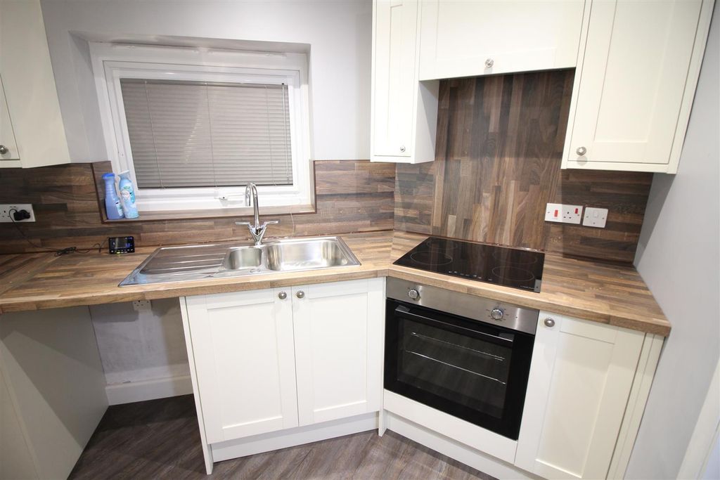 Property photo 3 of 6 Fitted Kitchen