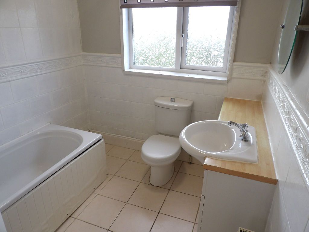 Property photo 3 of 10 Bathroom