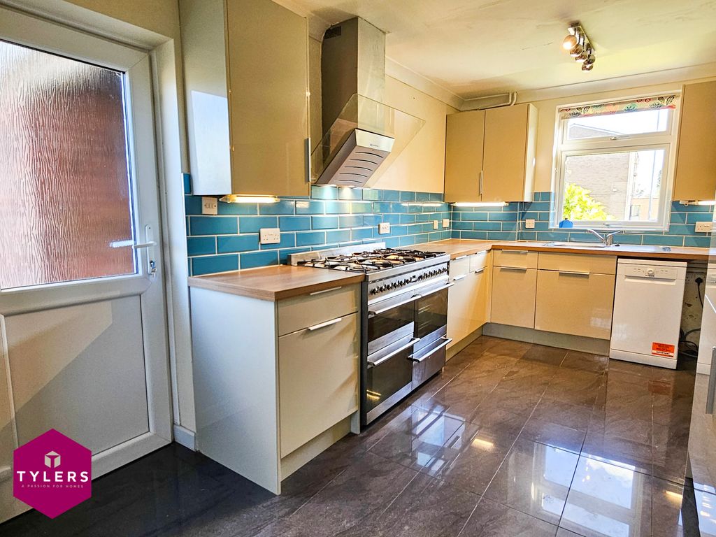 Property photo 2 of 12 Kitchen