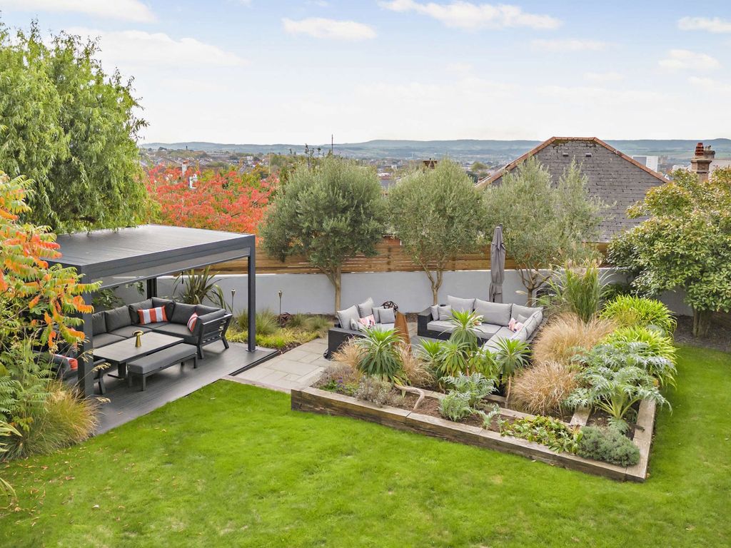 Property photo 2 of 21 Garden