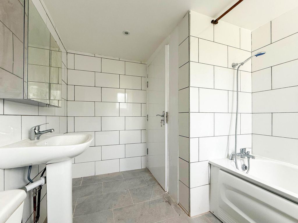 Property photo 3 of 13 Bathroom