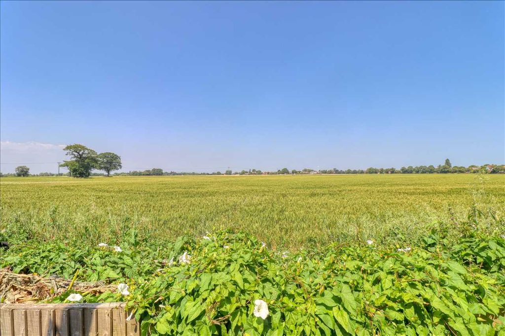 Property photo 3 of 28 Field Views