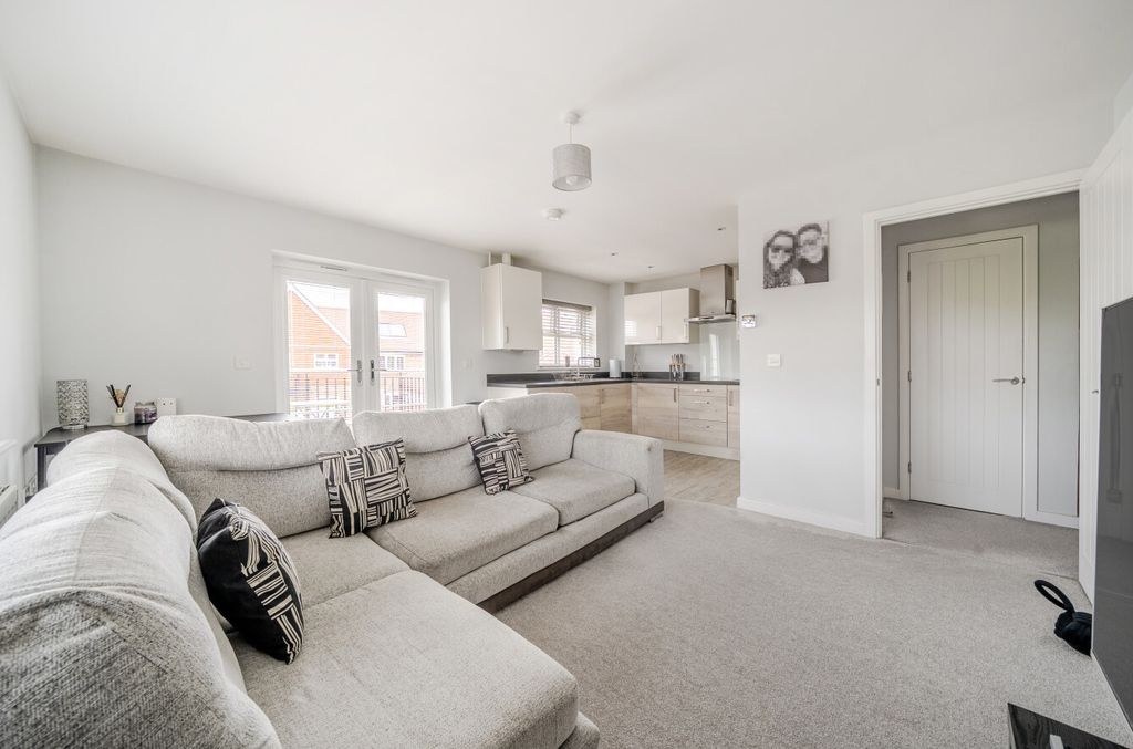 Property photo 2 of 10 1377370-7-690Cad5...