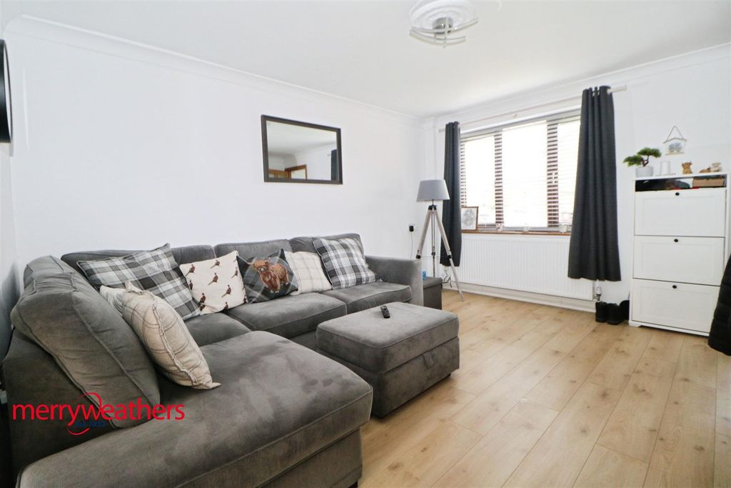 Property photo 2 of 11 Lounge