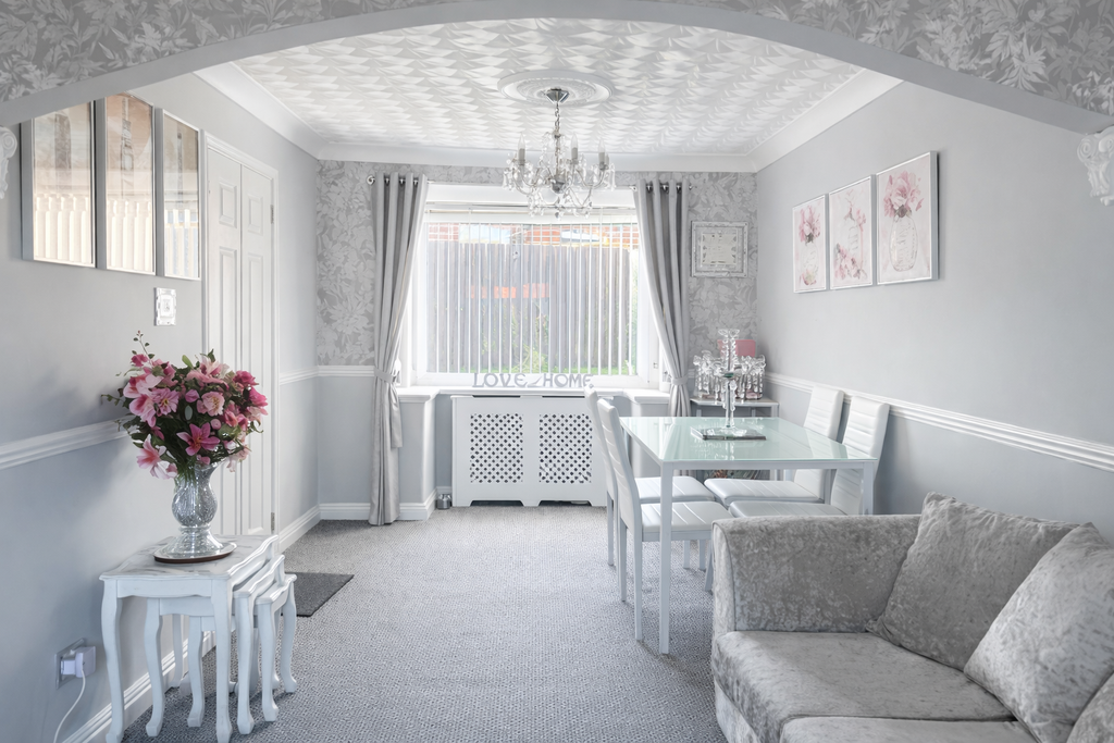 Property photo 3 of 11 Lounge / Dining Room