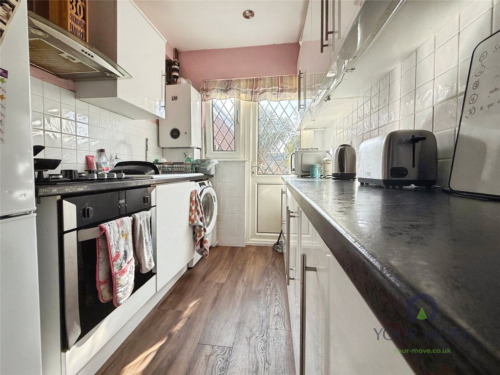 Property photo 3 of 10 Kitchen