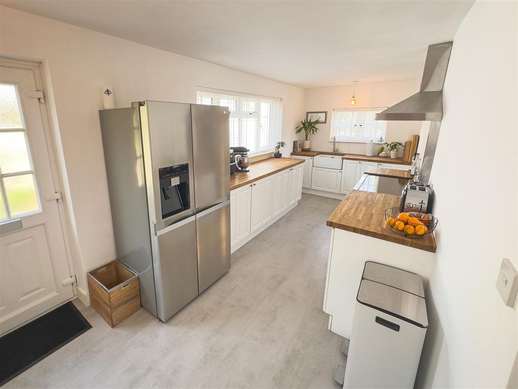 Property photo 3 of 16 Kitchen