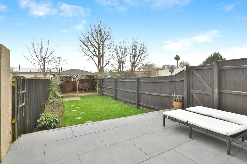 Property photo 2 of 14 Garden