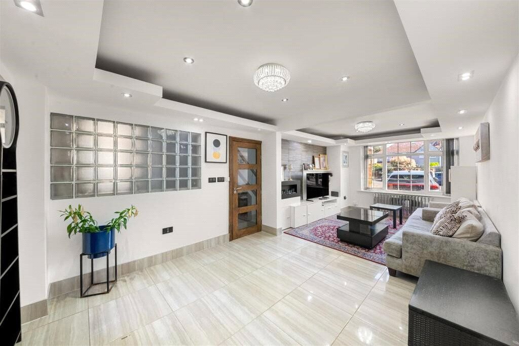 Property photo 2 of 14 Front Lounge