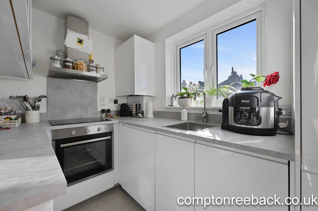 Property photo 2 of 7 Kitchen