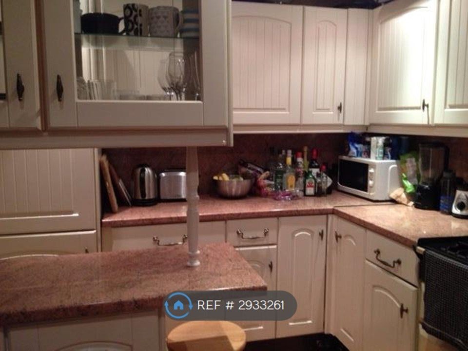Property photo 3 of 10 Kitchen