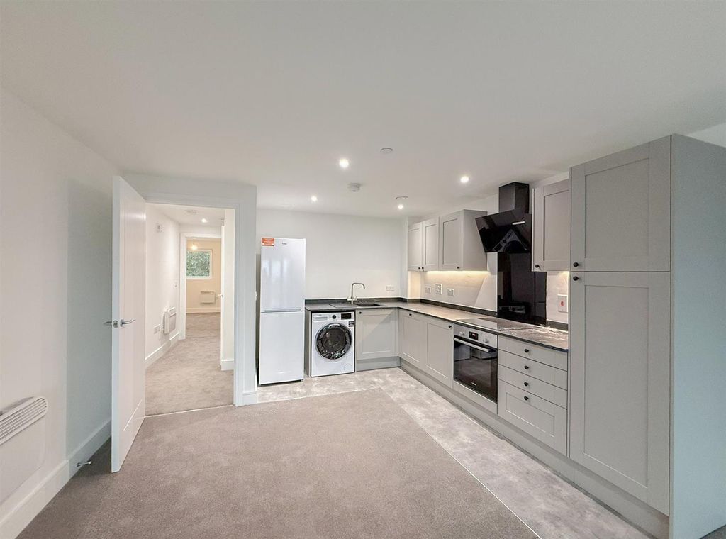 Property photo 2 of 11 Living Room / Kitchen