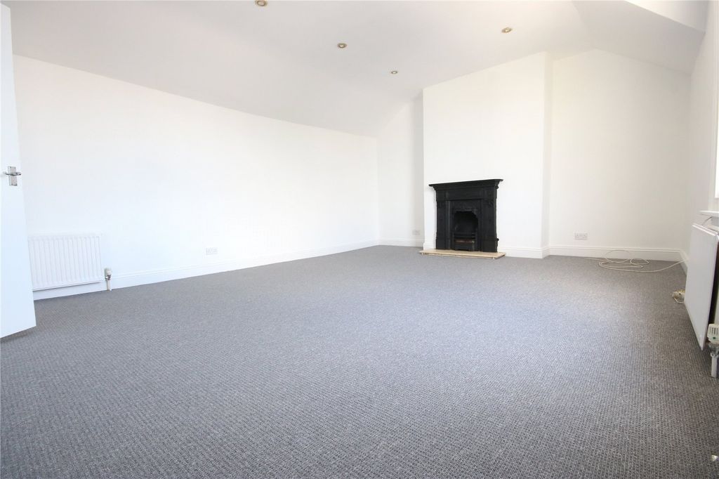 Property photo 3 of 17 Lounge