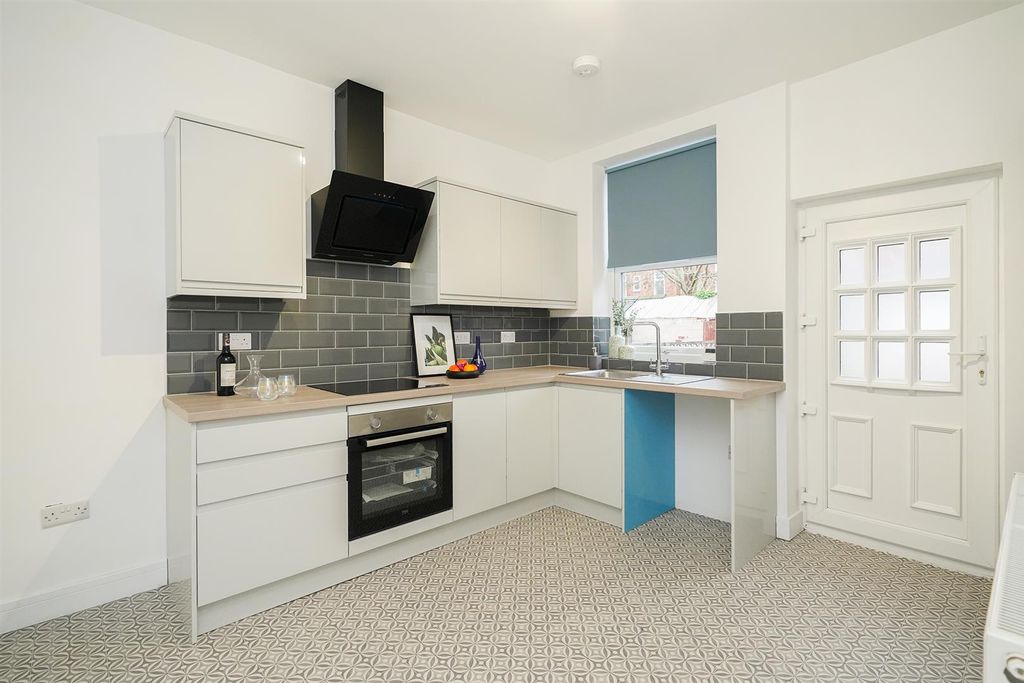 Property photo 2 of 10 Kitchen