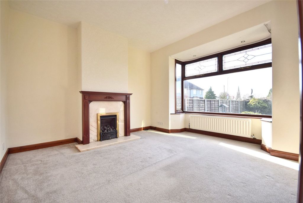 Property photo 2 of 18 Sitting Room