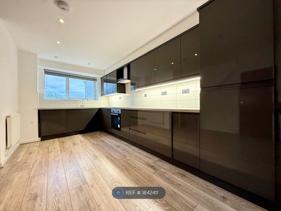 Property photo 2 of 12 Kitchen