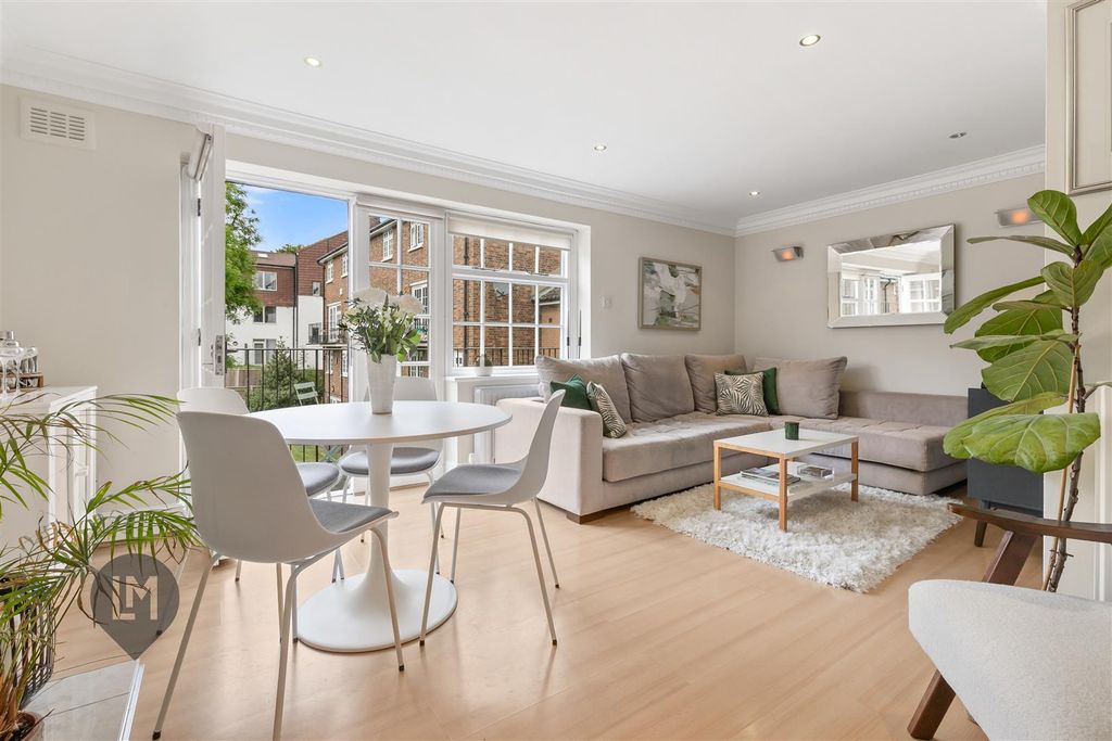 Property photo 1 of 7 Living/Dining Room