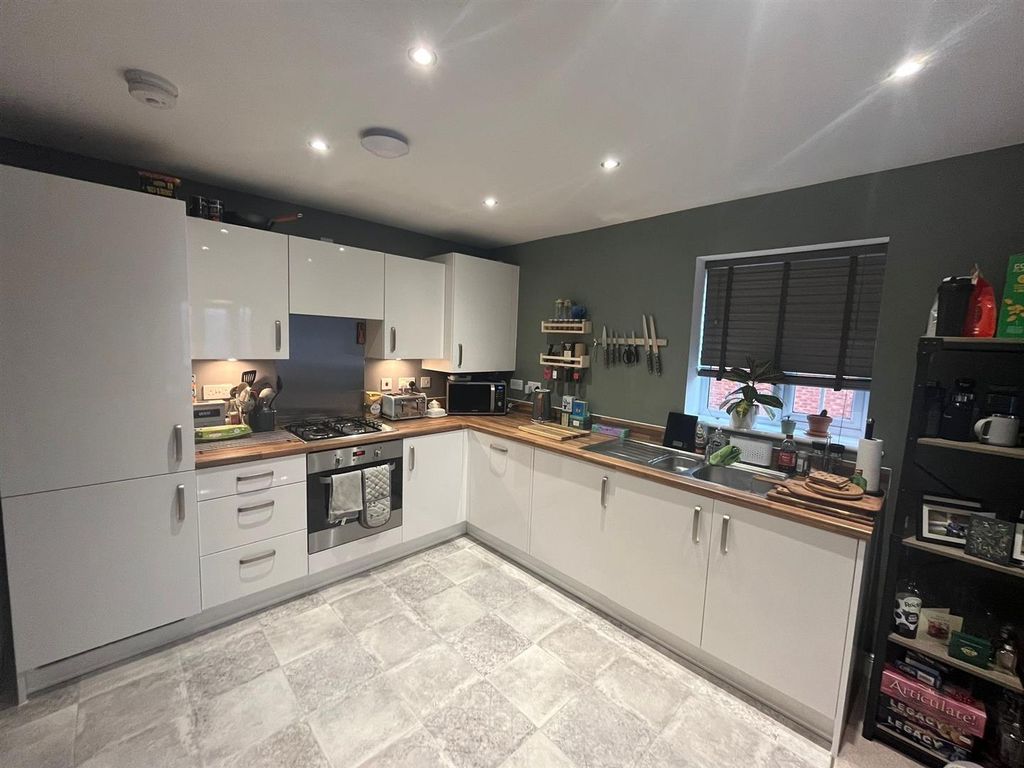 Property photo 2 of 11 Kitchen