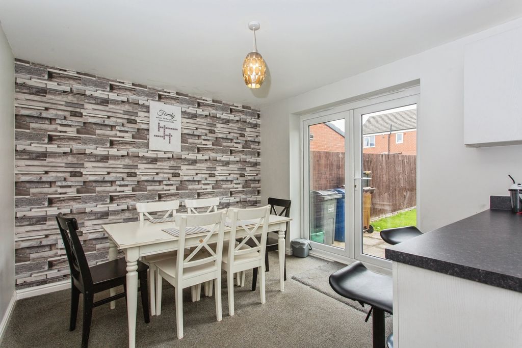 Property photo 3 of 20 Dining Kitchen