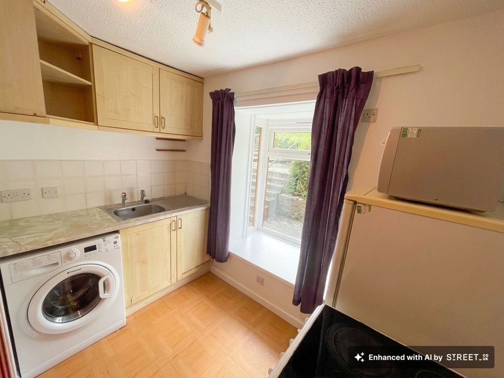 Property photo 3 of 6 Kitchen