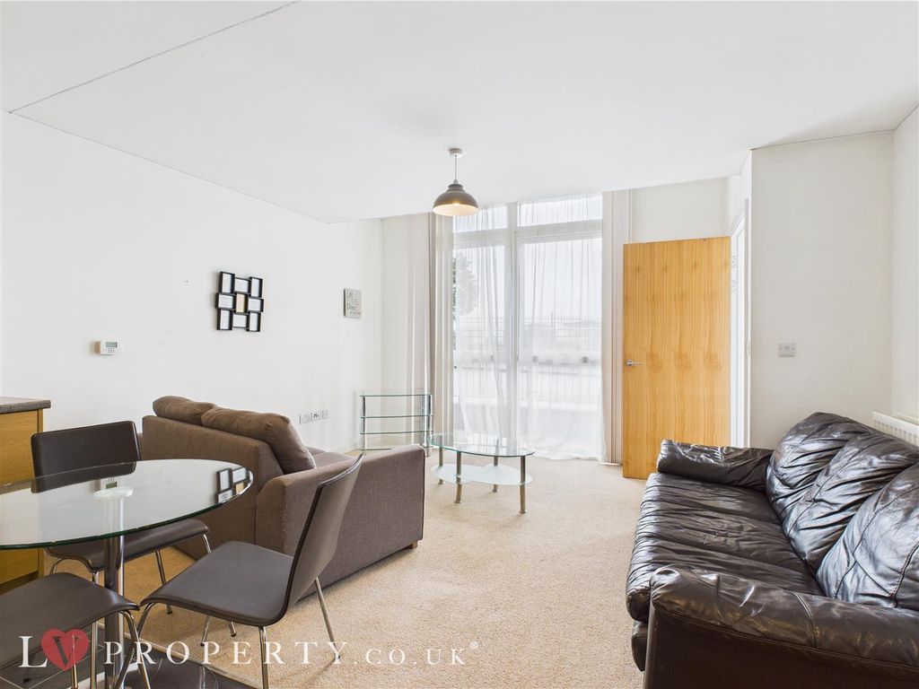 Property photo 3 of 13 Cam05016G0-Pr0075-St