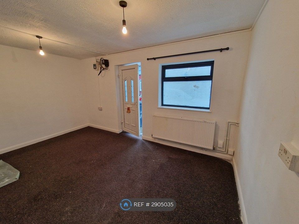 Property photo 2 of 8 Living/Bedroom