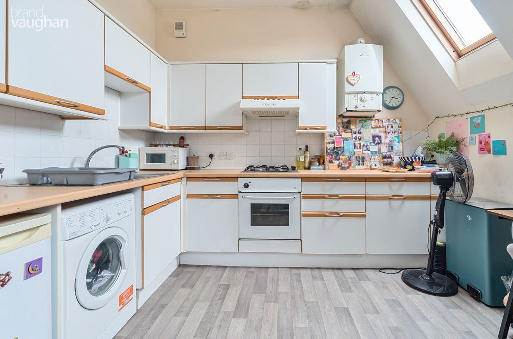 Property photo 2 of 6 Kitchen