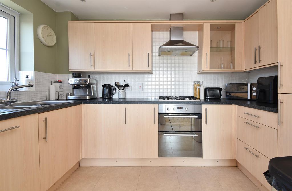 Property photo 3 of 18 Kitchen