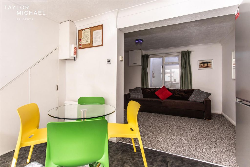 Property photo 3 of 21 Livingroom/Dining Area