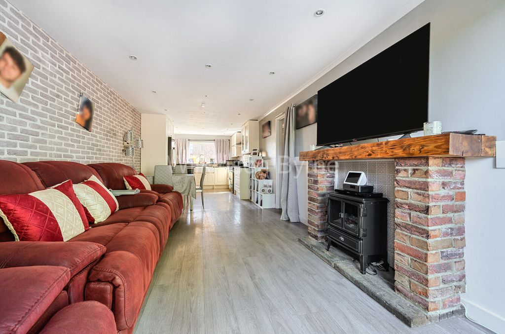 Property photo 1 of 12 39d9E578-84c3-48De-B480-Eab2B1De69d2
