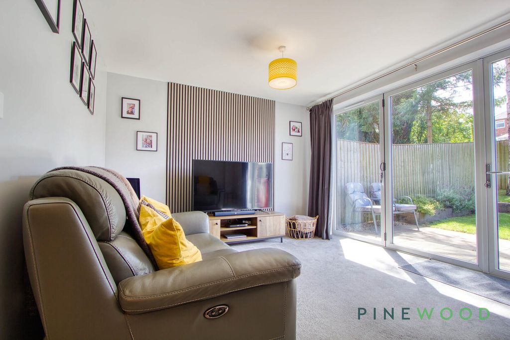 Property photo 3 of 31 Living Room