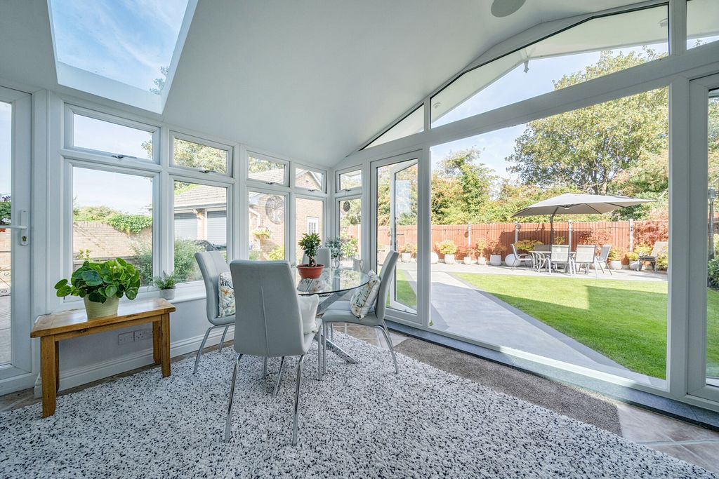 Property photo 3 of 18 Conservatory