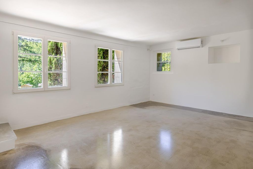 Property photo 3 of 13 Image