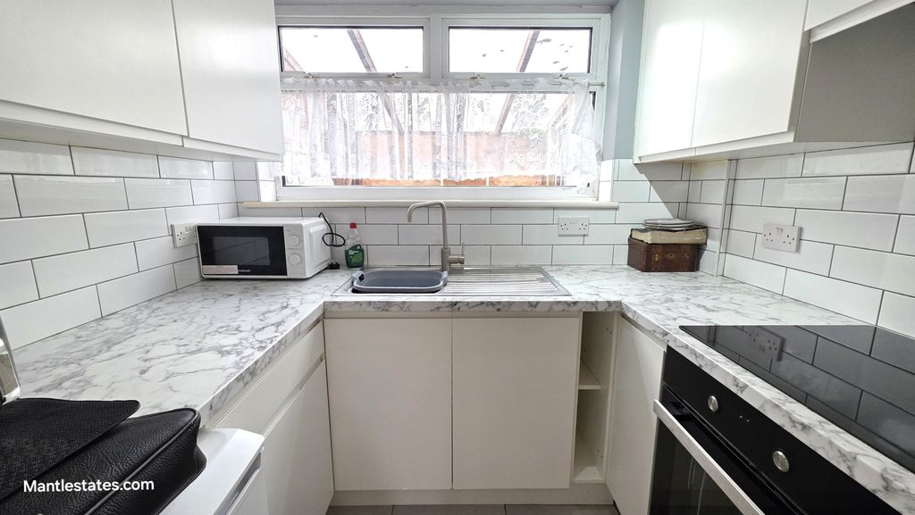 Property photo 3 of 17 Kitchen