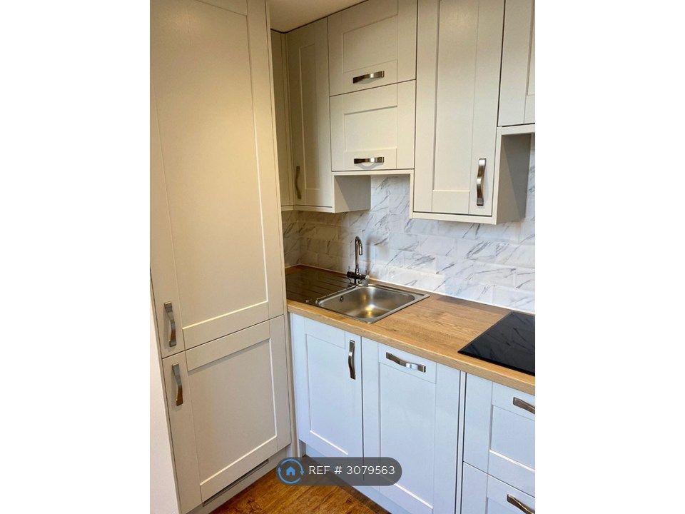 Property photo 3 of 11 Kitchen 2