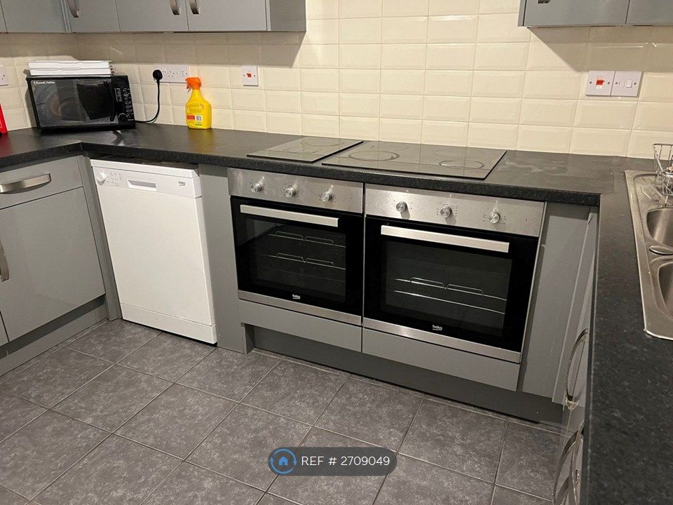 Property photo 3 of 17 Kitchen