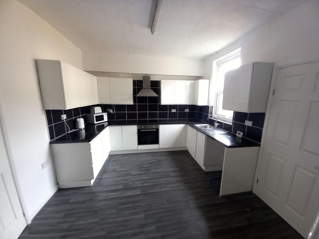 Property photo 3 of 9 Dining Kitchen