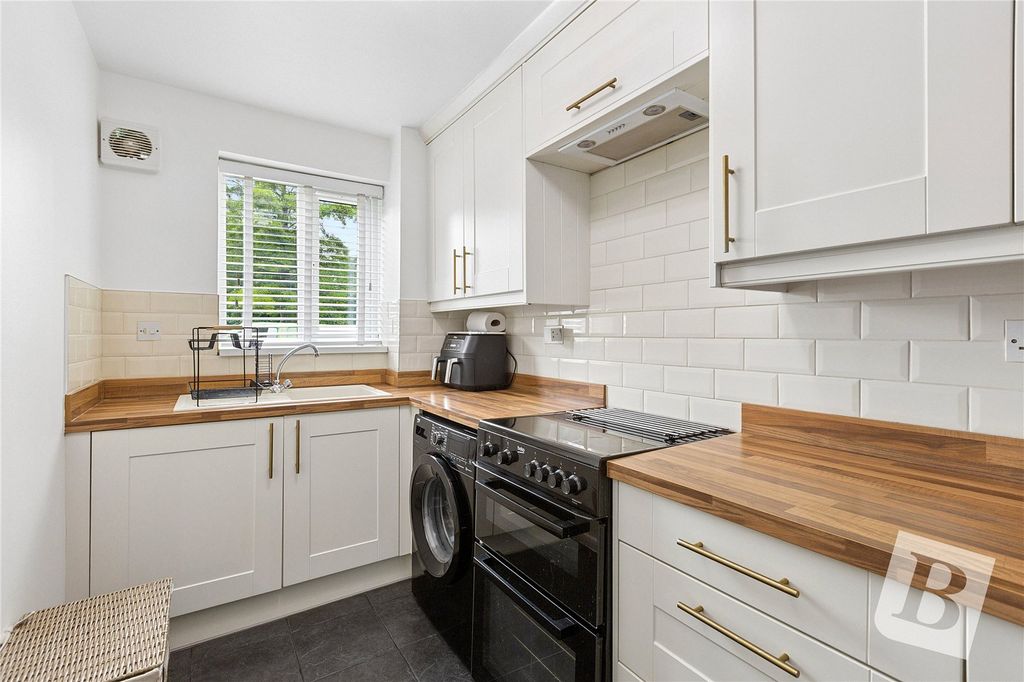 Property photo 2 of 8 Kitchen