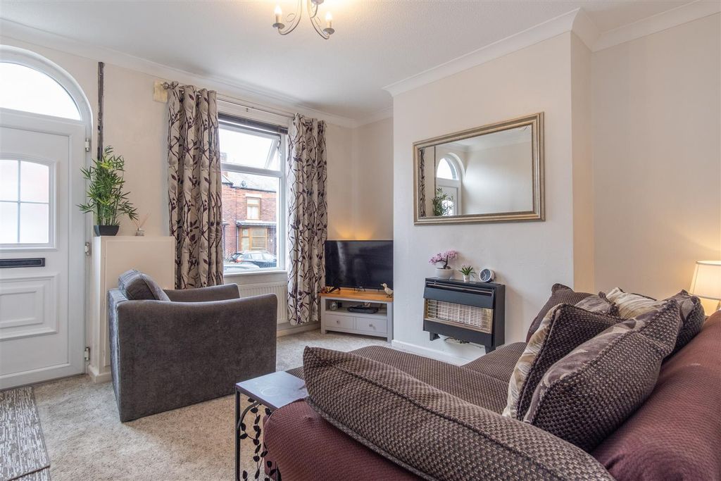 Property photo 2 of 18 Lounge