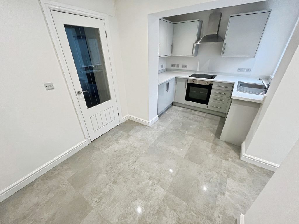 Property photo 3 of 12 Kitchen