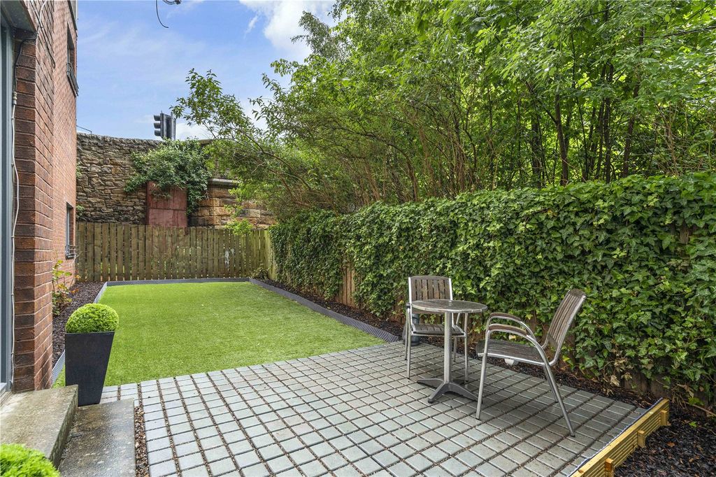 Property photo 2 of 22 Private Garden