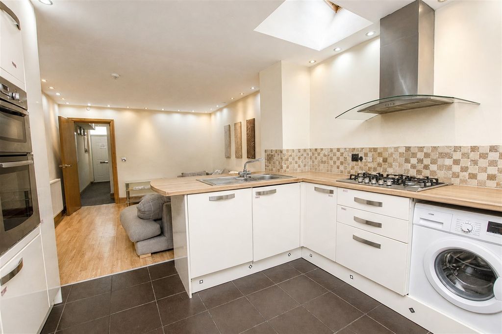 Property photo 3 of 12 Approach