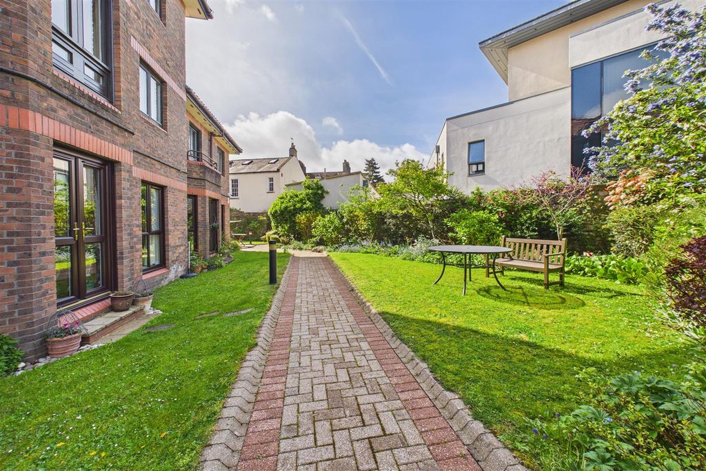 Property photo 2 of 11 Communal Garden.Jpg