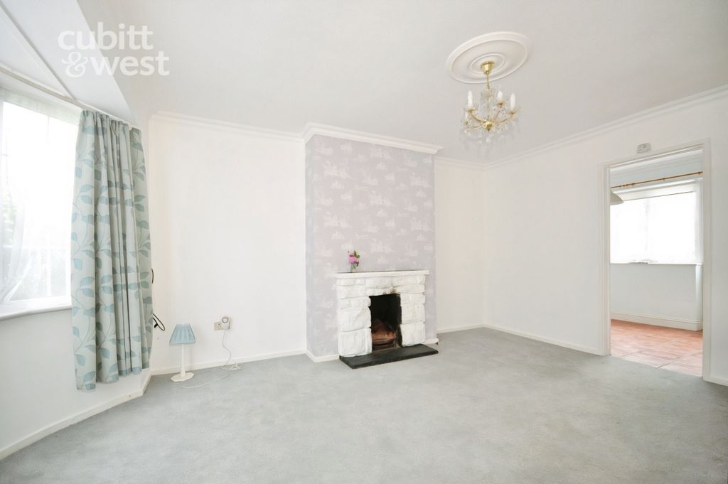 Property photo 2 of 11 Lounge