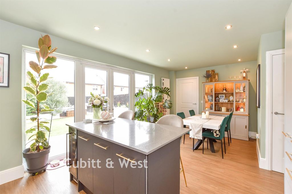 Property photo 2 of 14 Kitchen/Dining Room