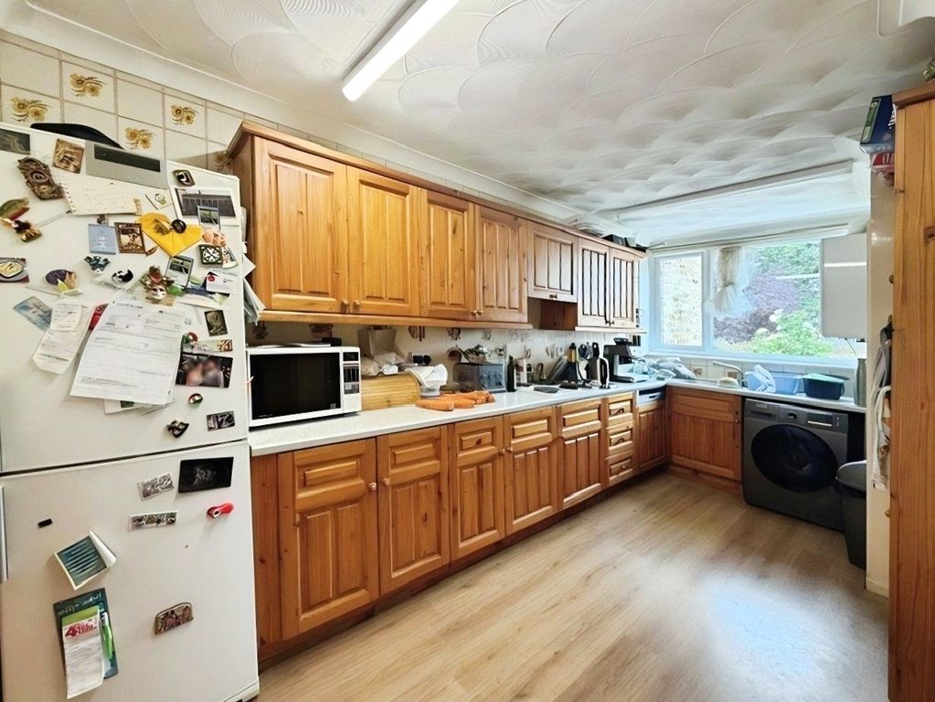 Property photo 3 of 11 Kitchen