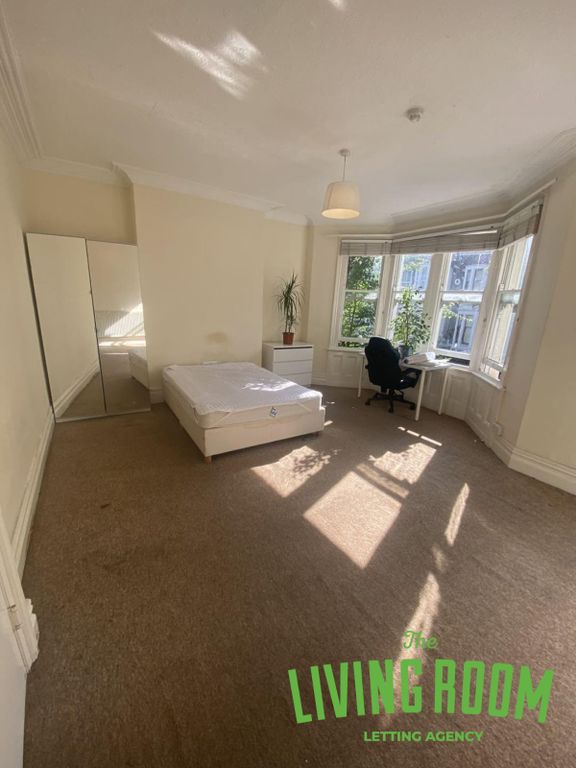 Property photo 1 of 19 Room 5