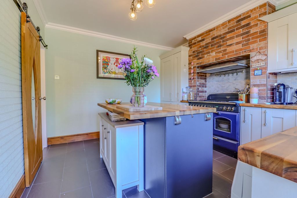 Property photo 3 of 28