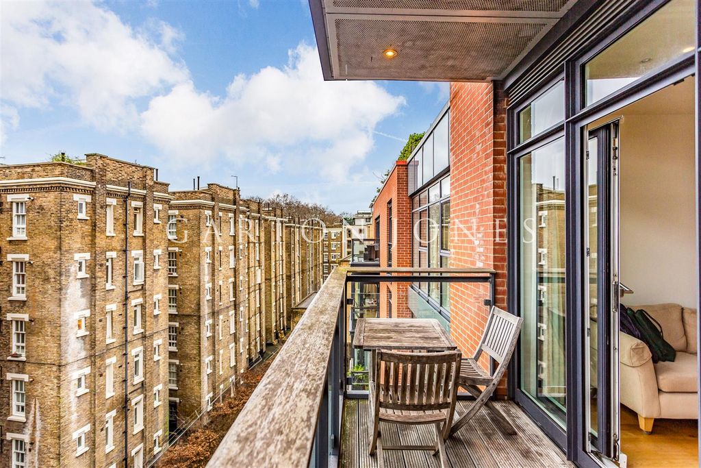 Property photo 3 of 11 Balcony